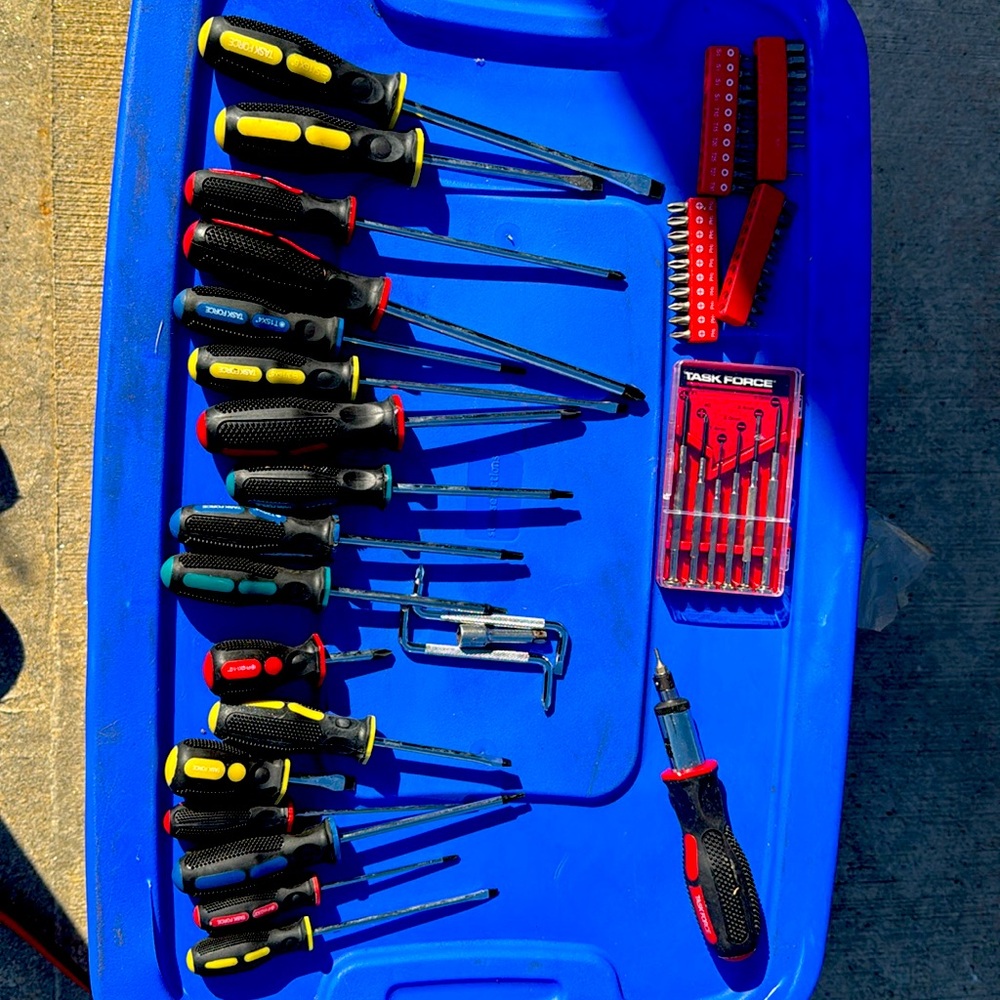 Tool set many different sizes comes with 18 screw drives brand is task force